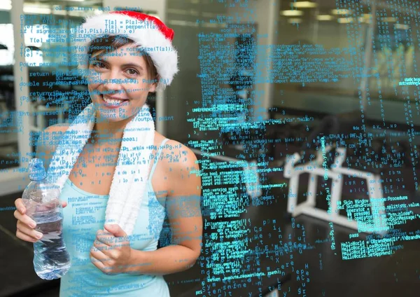 体育館でサンタ帽子をかぶっている白人女性に対するデータ処理の複合画像 スポーツのフィットネスとクリスマスのコンセプト — ストック写真