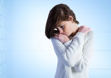 Beyaz tenli utangaç kadın, dokulu mavi arka planda fotokopi alanının karşısında kendine sarılıyor. insanlar ve duygular kavramı