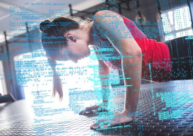 Spor salonunda şınav çeken beyaz tenli bir kadına karşı veri işleme. Spor, spor ve teknoloji konsepti