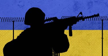 Ukrayna bayrağı ve çitlerine karşı silahlı askeri siluetin dijital birleşik görüntüsü. politika, savaş ve çatışma kavramı.