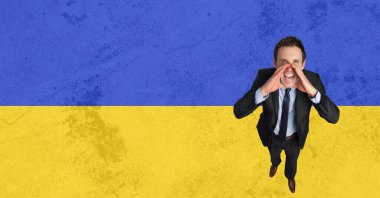 Ukrayna bayrağı altında bağıran işadamının yüksek açılı portresi. dijital kompozit, iş ve vatanseverlik kavramı.