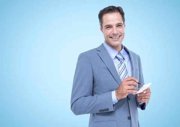 Retrato Hombre Negocios Caucásico Sonriendo Tomando Notas Contra Espacio Copia —  Fotos de Stock