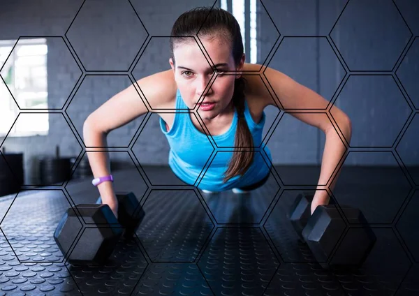 ダンベルでプッシュアップ運動を行う白人フィット女性に対する六角形の図形パターン スポーツ フィットネス テクノロジーの概念 — ストック写真