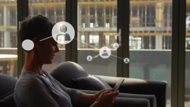 Akıllı telefon kullanan Kafkasyalı iş kadını üzerindeki simgelerle bağlantı ağının animasyonu. küresel iş ve dijital arayüz kavramı dijital olarak oluşturulmuş video.