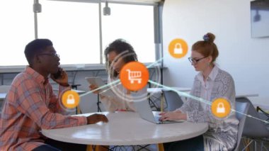 Çeşitli iş adamları üzerinde çalışan simgelerle bağlantı ağının animasyonu. küresel iş ve dijital arayüz kavramı dijital olarak oluşturulmuş video.