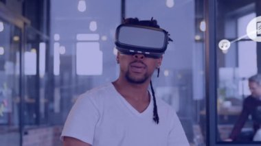 VR kulaklık kullanılarak, iki ırklı iş adamının üzerindeki simgelerle olan bağlantıların animasyonu. küresel iş ve dijital arayüz kavramı dijital olarak oluşturulmuş video.