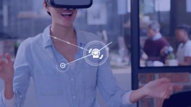 VR kulaklık kullanan Kafkas iş kadını üzerindeki simgelerle bağlantı ağının animasyonu. küresel iş ve dijital arayüz kavramı dijital olarak oluşturulmuş video.