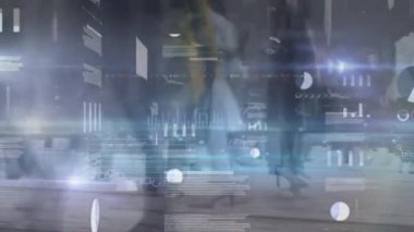 Yürüyen iş adamları üzerinde veri işleme animasyonu. küresel iş ve dijital arayüz kavramı dijital olarak oluşturulmuş video.