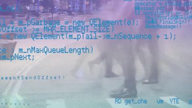 Yürüyen iş adamları üzerinde veri işleme animasyonu. küresel iş ve dijital arayüz kavramı dijital olarak oluşturulmuş video.