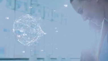 Kafkas iş kadınının akıllı telefon kullanarak rakamların ve şekillerin animasyonu. küresel iş ve dijital arayüz kavramı dijital olarak oluşturulmuş video.