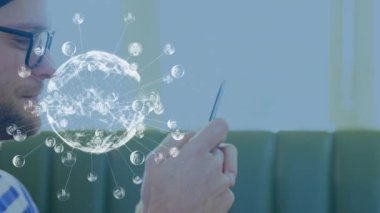 Akıllı telefon kullanan beyaz iş adamının üzerindeki simgelerin ve kürenin animasyonu. küresel iş ve dijital arayüz kavramı dijital olarak oluşturulmuş video.