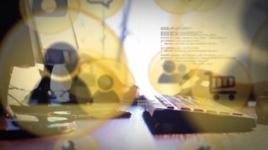 Klavyede yazan melez adamın elleri yerine teknoloji simgelerinin canlandırılması. küresel iş, teknoloji, bağlantılar ve dijital olarak oluşturulmuş video işleme konsepti.