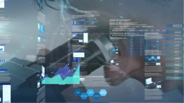 Mikroskop kullanan beyaz adam üzerinde çeşitli veri ve grafiklerin animasyonu. Bilim, insan biyolojisi, teknoloji ve dijital arayüz konsepti dijital olarak oluşturulmuş video.