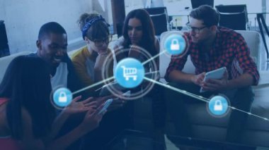 Tablet kullanan farklı iş adamlarının simgeleriyle bağlantı ağının animasyonu. küresel bağlantılar, ağ oluşturma ve iş konsepti dijital olarak oluşturulmuş video.