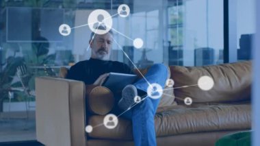 Tablet kullanan Kafkas işadamı üzerindeki simgelerle bağlantı ağının animasyonu. küresel bağlantılar, ağ oluşturma ve iş konsepti dijital olarak oluşturulmuş video.