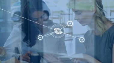 Tablet kullanan farklı iş adamlarının simgeleriyle bağlantı ağının animasyonu. küresel bağlantılar, ağ oluşturma ve iş konsepti dijital olarak oluşturulmuş video.