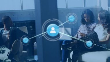 Dizüstü bilgisayar kullanan farklı iş adamlarının simgeleriyle bağlantı ağının animasyonu. küresel bağlantılar, ağ oluşturma ve iş konsepti dijital olarak oluşturulmuş video.