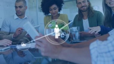 Tablet kullanan farklı iş adamlarının simgeleriyle bağlantı ağının animasyonu. küresel bağlantılar, ağ oluşturma ve iş konsepti dijital olarak oluşturulmuş video.