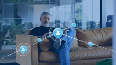 Tablet kullanan Kafkas işadamı üzerindeki simgelerle bağlantı ağının animasyonu. küresel bağlantılar, ağ oluşturma ve iş konsepti dijital olarak oluşturulmuş video.