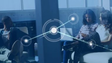 Tablet ve dizüstü bilgisayar kullanan farklı iş adamlarının simgeleriyle bağlantı ağının animasyonu. küresel bağlantılar, ağ oluşturma ve iş konsepti dijital olarak oluşturulmuş video.