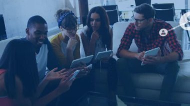 Tablet ve dizüstü bilgisayar kullanan farklı iş adamlarının simgeleriyle bağlantı ağının animasyonu. küresel bağlantılar, ağ oluşturma ve iş konsepti dijital olarak oluşturulmuş video.