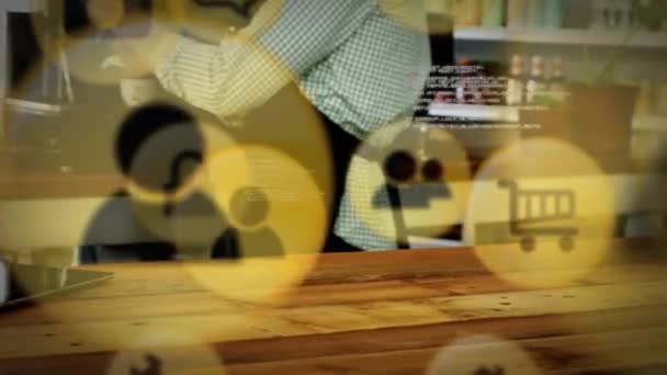 Kahve Yapan Farklı Irktan Baristaların Elleri Üzerinde Teknoloji Ikonlarının Canlandırılması — Stok video
