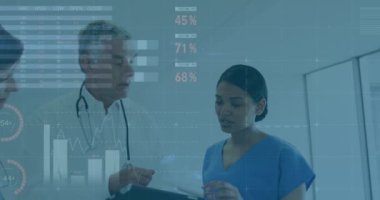 Muayene sırasında çeşitli kadın ve erkek doktorlarla ilgili grafik ve verilerin animasyonu. tıp, sağlık, ekonomi ve teknoloji kavramı. ,.