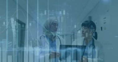 Röntgen ışınıyla hastanede yürüyen çeşitli kadın doktorların grafiklerinin ve verilerinin animasyonu. tıp, sağlık, ekonomi ve teknoloji kavramı. ,.