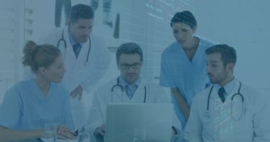 Grafiklerin ve verilerin animasyonu dizüstü bilgisayarı olan mutlu kadın ve erkek doktorların üzerinde. tıp, sağlık, ekonomi ve teknoloji kavramı. ,.