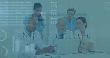 Grafiklerin ve verilerin animasyonu dizüstü bilgisayarı olan mutlu kadın ve erkek doktorların üzerinde. tıp, sağlık, ekonomi ve teknoloji kavramı. ,.