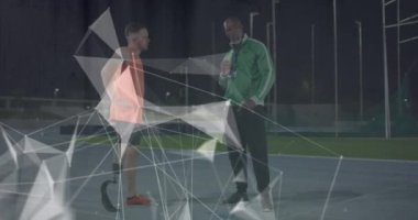 Afrika kökenli Amerikalı eğitmen ve koşu bıçağı olan beyaz erkek üzerinde geometrik şekillerin animasyonu. Spor stadyumunda profesyonel atlet eğitimi.