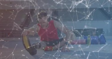 Eğitimden önce koşan bıçaklı, beyaz erkek üzerinde geometrik şekillerin canlandırılması. Spor stadyumunda profesyonel atlet eğitimi.