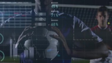 Stadyumdaki çeşitli erkek futbol oyuncuları üzerinde grafik ve veri animasyonu. finans, ekonomi, profesyonel spor ve dijital teknoloji konsepti dijital olarak oluşturulmuş video.