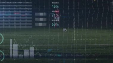 Afro-Amerikan futbolcuların stadyumdaki grafiklerinin ve verilerinin animasyonu. finans, ekonomi, profesyonel spor ve dijital teknoloji konsepti dijital olarak oluşturulmuş video.