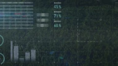 Afro-Amerikan futbolcunun stadyumdaki top ve bacaklarının üzerinde grafiklerin ve verilerin canlandırılması. finans, ekonomi, profesyonel spor ve dijital teknoloji konsepti dijital olarak oluşturulmuş video.