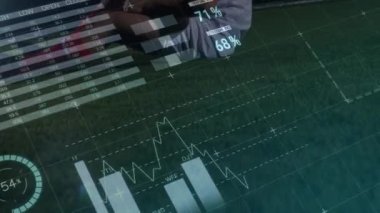 Stadyumda acı çeken beyaz futbolcuların grafikleri ve verileri. finans, ekonomi, profesyonel spor ve dijital teknoloji konsepti dijital olarak oluşturulmuş video.