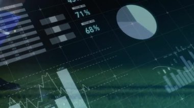 Stadyumdaki Afrikalı Amerikan futbolcunun bacaklarının üzerinde grafik ve veri animasyonu. finans, ekonomi, profesyonel spor ve dijital teknoloji konsepti dijital olarak oluşturulmuş video.