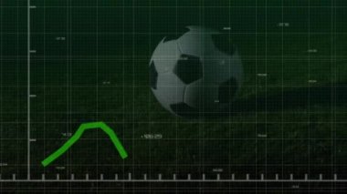Afro-Amerikan futbolcunun stadyumdaki top ve bacaklarının üzerinde grafiklerin ve verilerin canlandırılması. finans, ekonomi, profesyonel spor ve dijital teknoloji konsepti dijital olarak oluşturulmuş video.