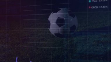 Stadyumdaki futbolcuların bacaklarının ve toplarının üstünde grafiklerin ve verilerin animasyonu. finans, ekonomi, profesyonel spor ve dijital teknoloji konsepti dijital olarak oluşturulmuş video.