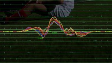Stadyumda acı çeken beyaz futbolcuların grafikleri ve verileri. finans, ekonomi, profesyonel spor ve dijital teknoloji konsepti dijital olarak oluşturulmuş video.