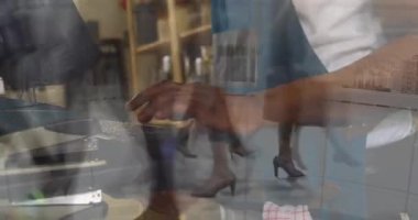 Afro-Amerikan bir adamın yürüyenlere karşı dizüstü bilgisayar kullanmasının animasyonu. küresel iş, finans, bağlantılar ve dijital arayüz konsepti dijital olarak oluşturulmuş video.