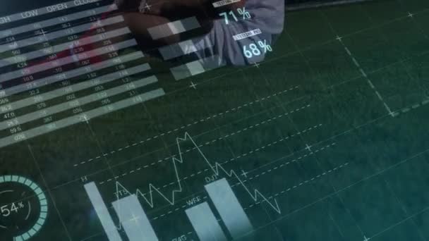 競技場で苦しんでいる白人サッカー選手のグラフやデータのアニメーション プロスポーツ デジタル技術の概念がデジタルで生成されたビデオ — ストック動画