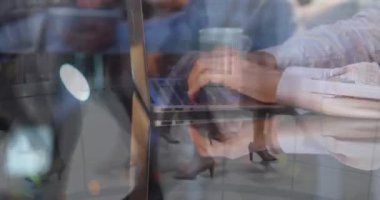 Beyaz kadının yürüyenlere karşı dizüstü bilgisayar kullanmasının animasyonu. küresel iş, finans, bağlantılar ve dijital arayüz konsepti dijital olarak oluşturulmuş video.