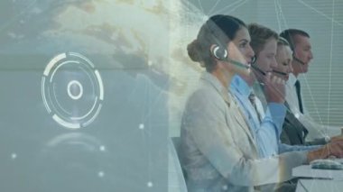 Telefon kulaklığı kullanan çeşitli iş adamlarının veri işleme animasyonları. küresel iş ve dijital arayüz kavramı dijital olarak oluşturulmuş video.