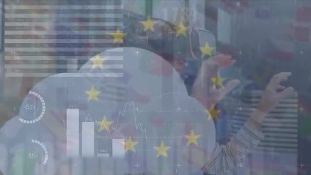 Анимация Финансовых Технологических Данных Флаг Европейского Союза Над Женщиной Гарнитуре — стоковое видео