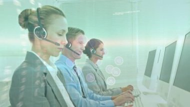 Telefon kulaklığı kullanan çeşitli iş adamlarının veri işleme animasyonları. küresel iş ve dijital arayüz kavramı dijital olarak oluşturulmuş video.
