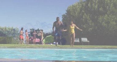 Havuz partisindeki gülümseyen Afro-Amerikan arkadaşlarının üzerinde kabarcıklar canlandırması. global spor ve dijital arayüz konsepti dijital olarak oluşturulmuş video.