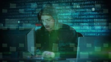 Bilgisayar ve dizüstü bilgisayar kullanan beyaz erkek bilgisayar korsanının veri işleme animasyonu. küresel çevrimiçi güvenlik, siber suç ve veri işleme kavramı dijital olarak oluşturulmuş video.