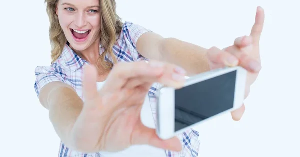 白人女性は白い背景のコピースペースにスマートフォンから自撮りしている テクノロジーの概念 — ストック写真