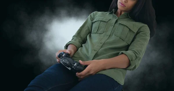 Wanita Afrika Amerika Dengan Pengendali Bermain Video Game Melawan Ruang — Stok Foto